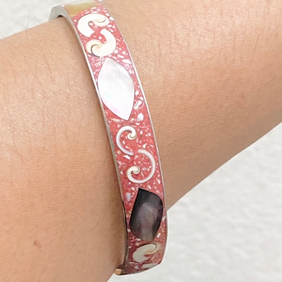 Vintage Unsigned Enamel Inlay Mother of Pearl and Shell Bangle Bracelet - Picture 3 of 13